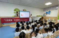 讲座结束后谢秀良对幼儿们进行了口腔检查